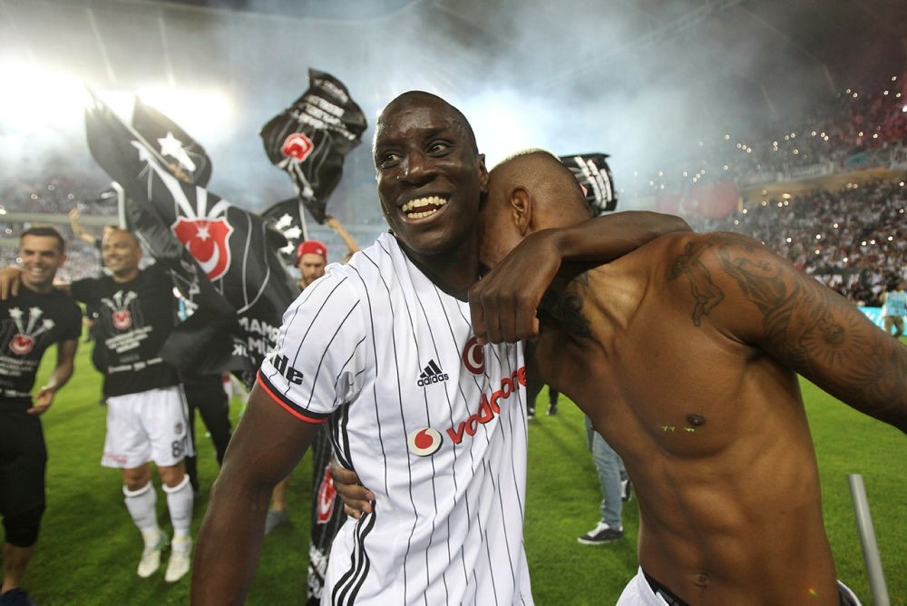 Demba Ba celebrates winning the Super League championship after match between Besiktas and Gaziantepspor in Gaziantep, Turkey.  (EPA Photo)