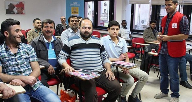 دروس في اللغة التركية وتعليم مهني للاجئين السوريين في المخيمات