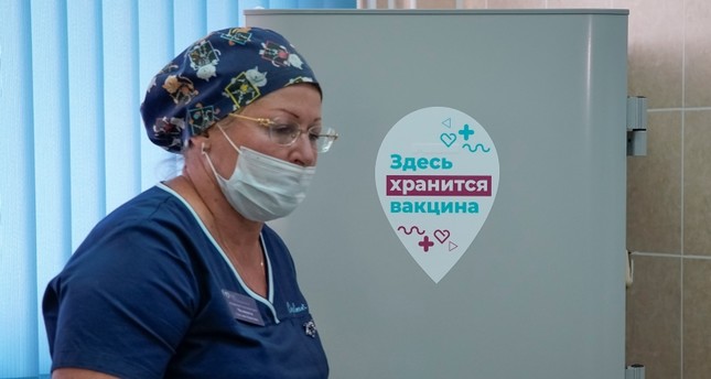 ممرضة تحمل لقاحاً في طور التجربة في موسكو رويترز