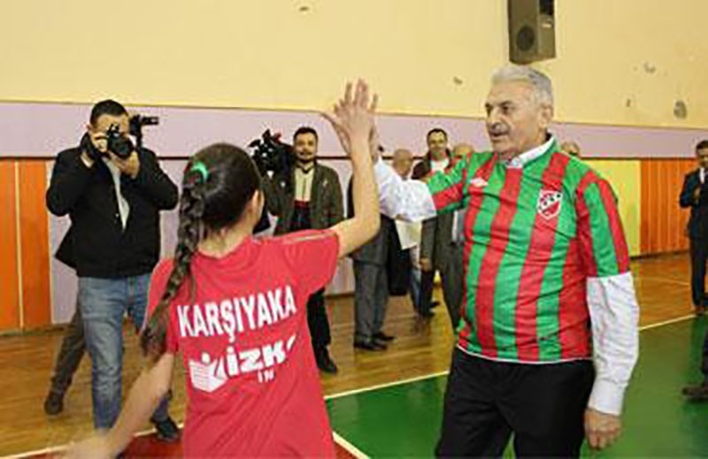 Yıldırım participates in a lively round of volleyball with Turkish youth in western Izmir province's Karşıyaka. 