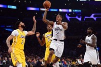 Kawhi Leonard moves to the ball against Lakers forward Anthony Davis during the first half, Dec. 25, 2019. (Reuters Photo)