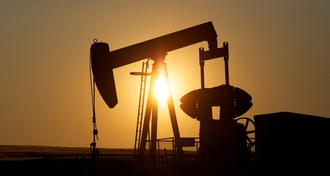 أسعار النفط تتعافى بعد اتصال هاتفي بين واشنطن والكرملين
