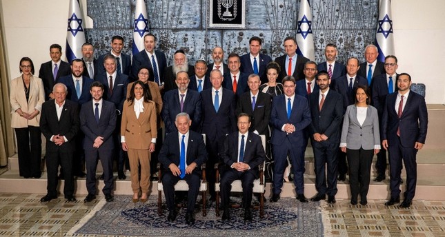 الرئيس الإسرائيلي مع أعضاء الحكومة الجديدة برئاسة نتنياهو رويترز
