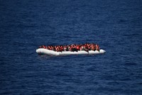 الأحوال الجوية السيئة تتسبب في فقدان عدد من المهاجرين على سواحل اليونان