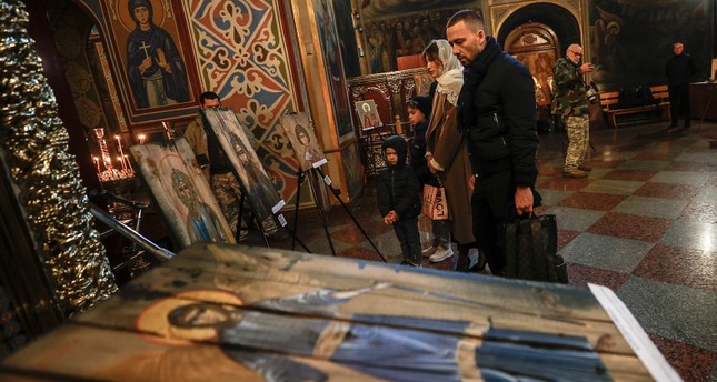لوحات عليها مصنوعة من أخشاب صناديق الذخيرة المستخدمة في الحرب مع روسيا عرضت للبيع في كييف من أجل دعم الجيش الأوكراني