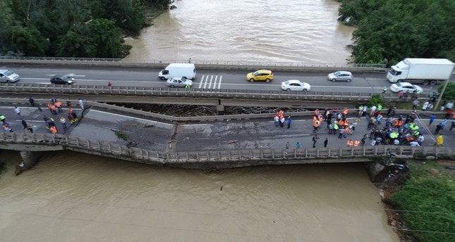 انهيار جسر للسيارات في أوردو بعد سيول وانزلاقات أرضية