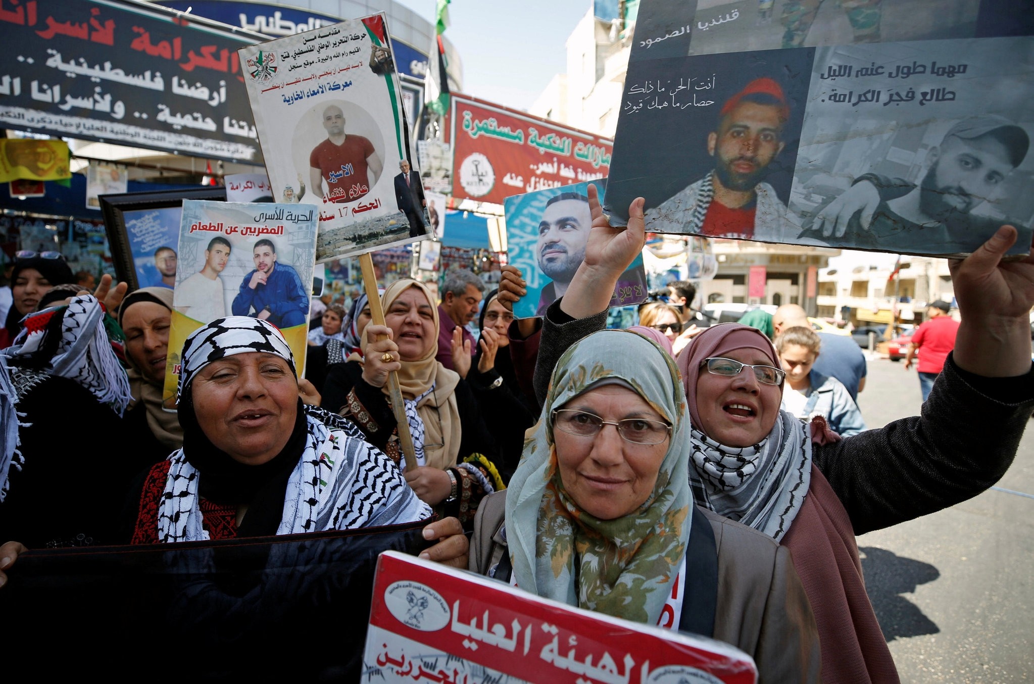 Palestinians celebrate after Palestinian prisoners ended a hunger strike over their conditions in Israeli jails, in the West Bank city of Ramallah May 27, 2017. (REUTERS Photo)
