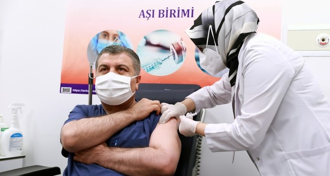 وزير الصحة التركي فخر الدين قوجة يتلقى أول لقاح ضد كورونا بعد إقراره في البلاد