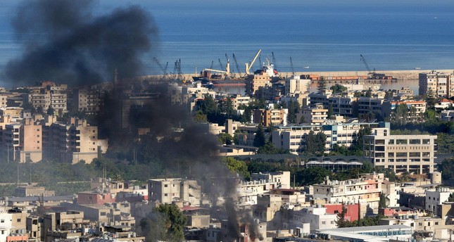 دخان يتصاعد خلال اشتباكات في مخيم عين الحلوة للاجئين الفلسطينيين في مدينة صيدا الساحلية جنوب لبنان في 8 سبتمبر 2023. الفرنسية