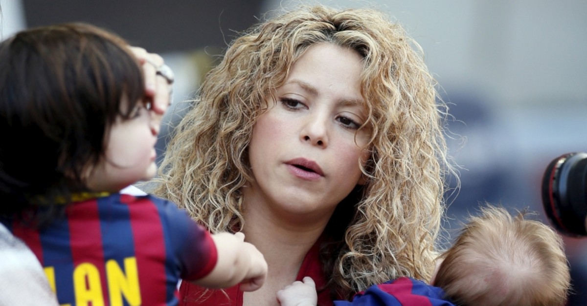 Singer Shakira (C) holds her sons Sasha (R) and Milan (L) before the Spanish first division soccer match between Barcelona and Valencia at Camp Nou stadium in Barcelona, April 18, 2015. (Reuters Photo)
