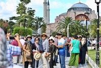 Tourists in Istanbul's historic Sultanahmet neighborhood. (AA Photo)