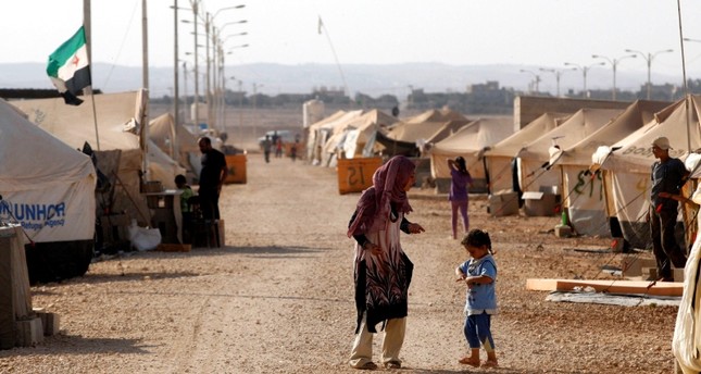 مجموعة من اللاجئين السوريين بمخيم الزعتري للاجئين شمالي الأردن وكالة الأناضول للأنباء