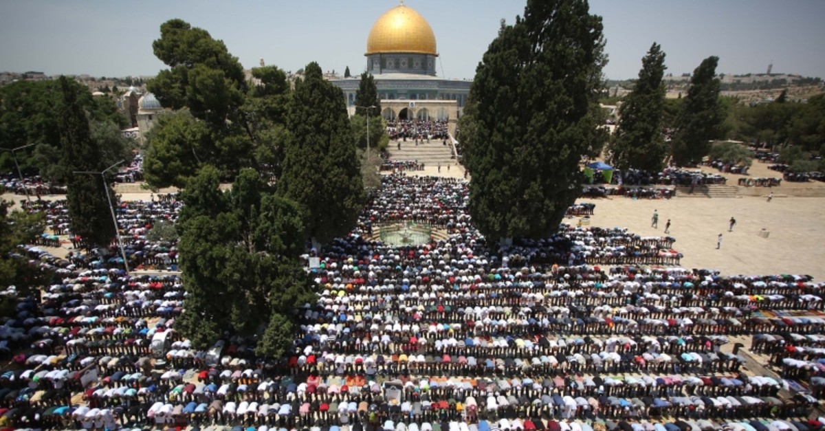 260 000 Palestinians Converge At Jerusalem S Al Aqsa Mosque To