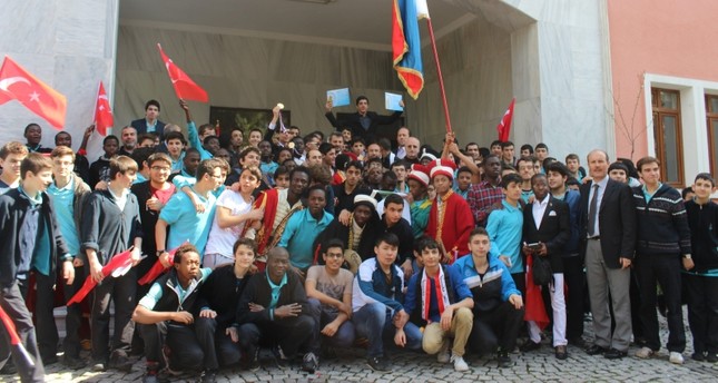 مجموعة من طلاب مدرسة السلطان محمد الفاتح الدولية للأئمة والخطباء في مدينة إسطنبول الأناضول