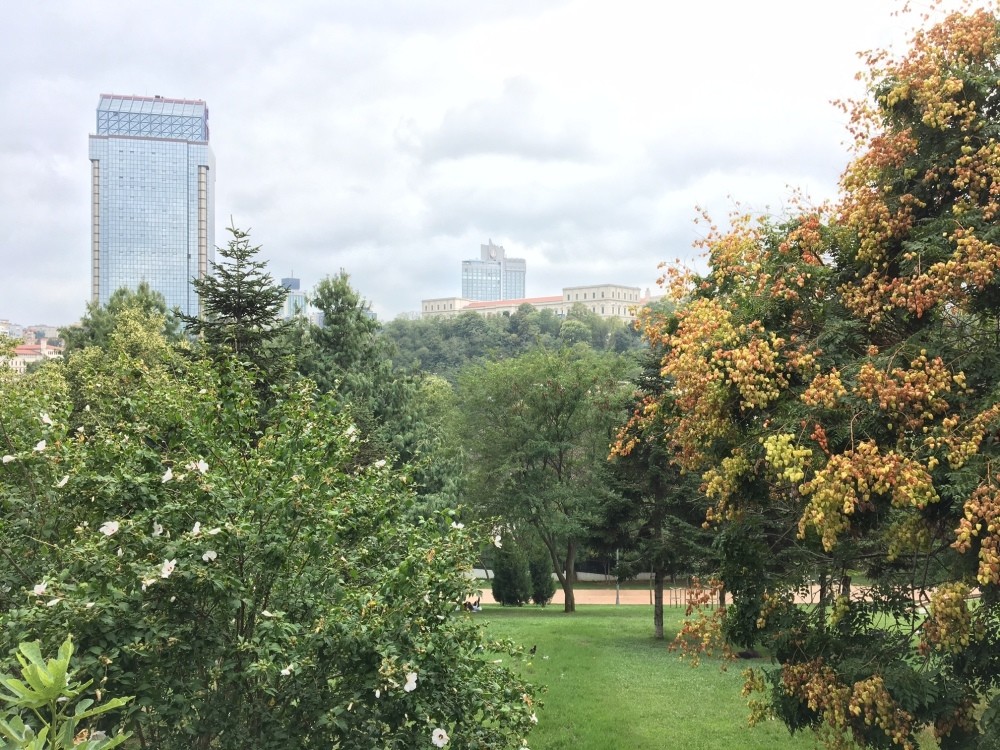 Mau00e7ka Democracy Park is a perfect place to air out the overbusy city-dwelling mind and look at the city from a more constant and peaceful perspective among trees, with friends and for a refreshing bout of naturalist solitude.