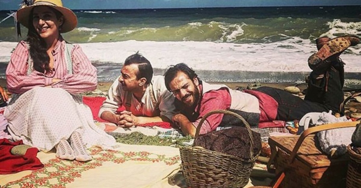 Ali Atay (center), u015eebnem Bozoklu (L) and Erkan Kolu00e7ak Ku00f6stendil in ,Turkish Ice Cream, (2019).