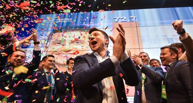الرئيس الأوكراني فولوديمير زيلنسكي أثنناء احتفاله بالفوز في الانتخابات الرئاسية وكالة الأنباء الفرنسية