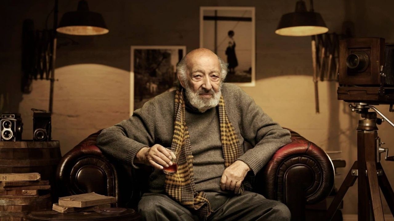 Turkeyu2019s legendary photojournalist Ara Gu00fcler, also known as the ,Eye of Istanbul,, passed away at the age of 90 late Wednesday, leaving behind the worldu2019s largest photo archive depicting the Turkish society and people in the 20th century.