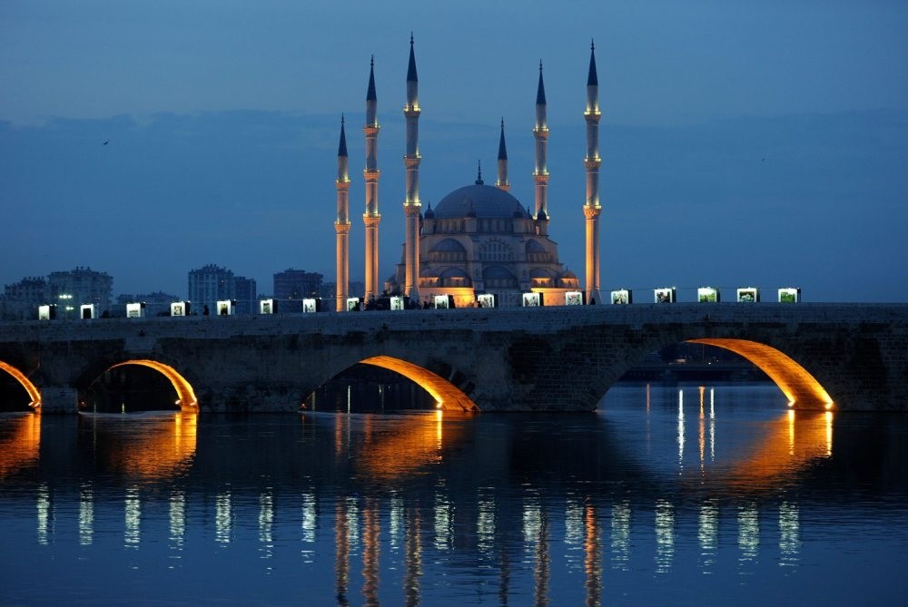 The historical Stone Bridge over the Seyhan River and the Sabancu0131 Central Mosque in the background.