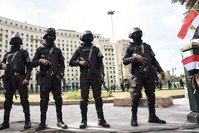 Members of the Egyptian police special forces stand guard on Tahrir Square, Cairo, Jan. 25, 2016. (AFP Photo)