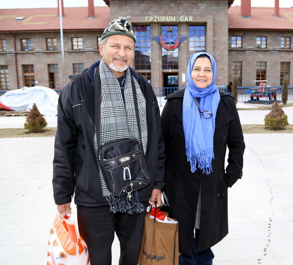 Washila Muhammad (L) and Gamat Allie arriving at Erzurum Train Station. (AA Photo)