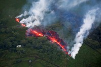 Lava erupts from a fissure east of the Leilani Estates subdivision during ongoing eruptions of the Kilauea Volcano in Hawaii, U.S., May 13, 2018. (REUTERS Photo)