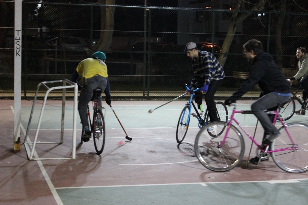 The Istanbul Bike Polo team at the Selamiu00e7eu015fme Park in Bostancu0131.