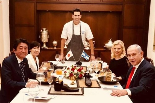 نتنياهو يقدم لضيفه رئيس الوزراء الياباني حذاء من الحلوى!! (صور+فيديو) 1 حذاء الحلوى.. ضيافة نتنياهو لنظيره الياباني