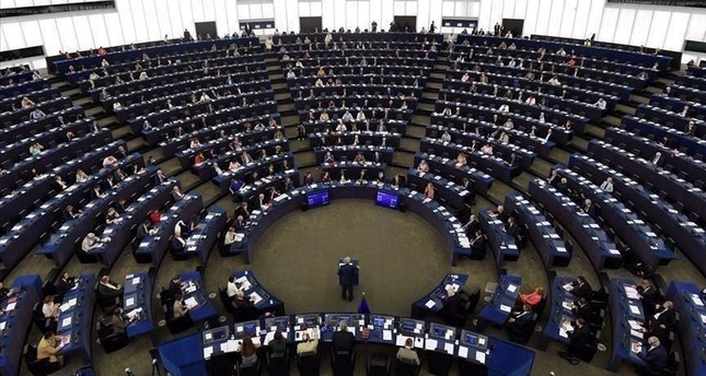 البرلمان الأوروبي يتبنى قراراً يمنع بيع أسلحة للسعودية والإمارات