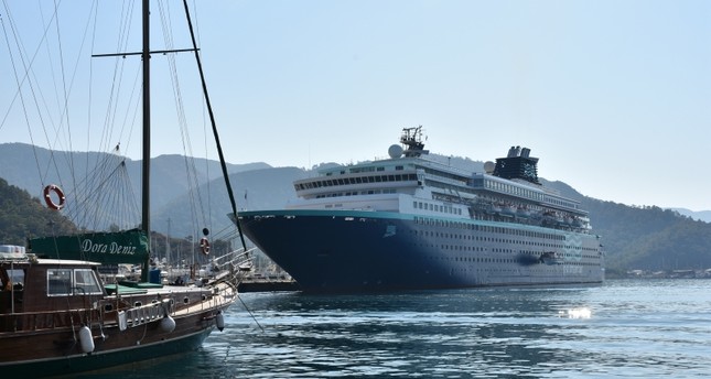 السفينة السياحية العملاقة هوريزون ترسو في ميناء مارمريس التركية