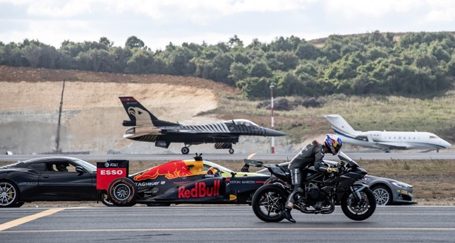 سباق بين دراجة نارية وطائرة إف-16 وسيارة فورمولا 1 على أرض المطار الجديد بإسطنبول