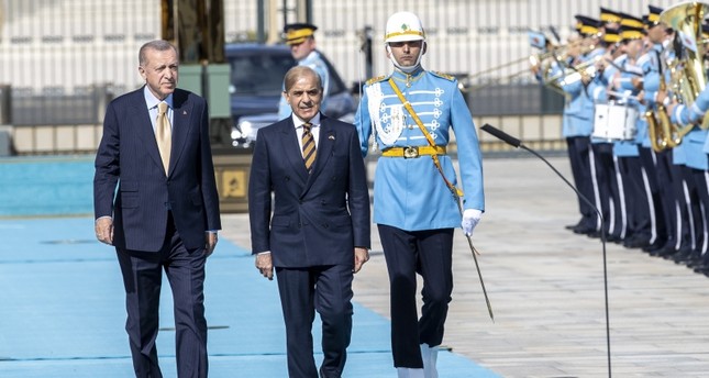 الرئيس اتلركي رجب طيب أردوغان ورئيس الوزراء الباكستاني شهباز شريف الأناضول