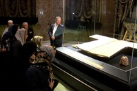 People lined up to see the Prophet's Cloak at Hu0131rka-u0131 u015eerif Mosque in Istanbul, May 10, 2019.