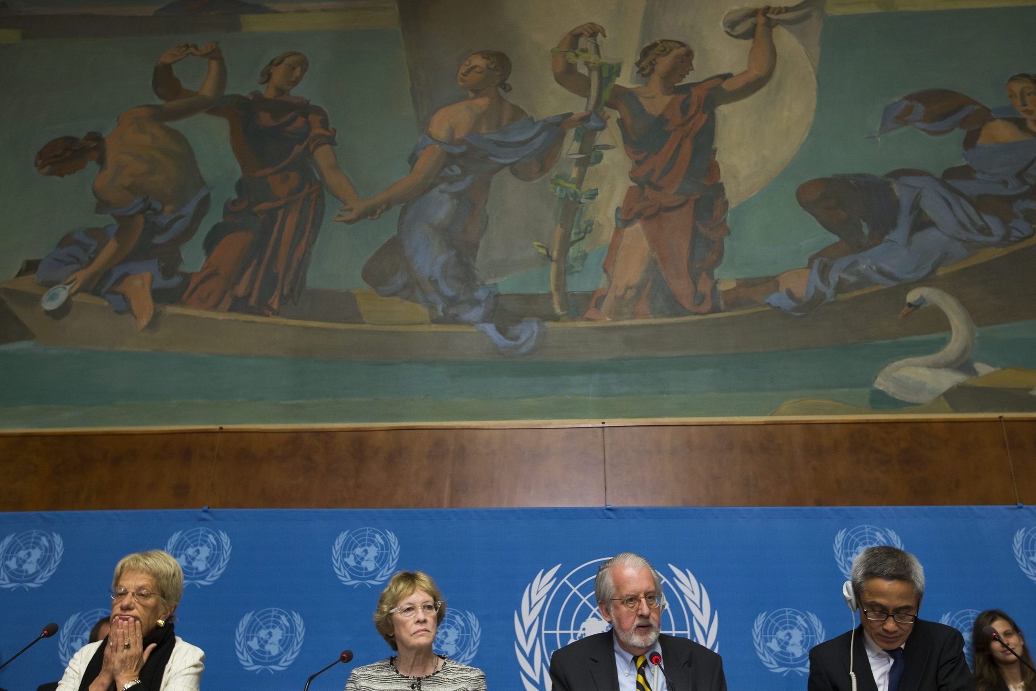  (L-R) Switzerland's Carla del Ponte, US Karen Koning Abuzayd, and Thailand's Vitit Muntarbhorn, at the the United Nations in Geneva, Switzerland, 16 September 2013. (EPA Photo)