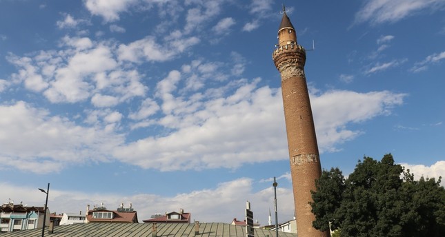 المئذنة المائلة لمسجد تاريخي يقع وسط ولاية سيواس، تركيا، 9-10-2023 صورة:IHA