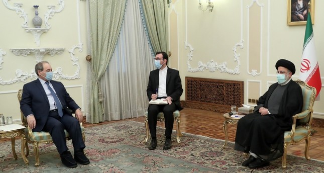الرئيس الإيراني إبراهيم رئيسي أثناء استقباله وزير خارجية نظام الأسد فيصل المقداد في طهران الأناضول