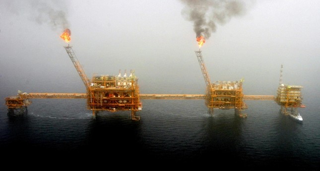 آبار النفط في الخليج العربي رويترز