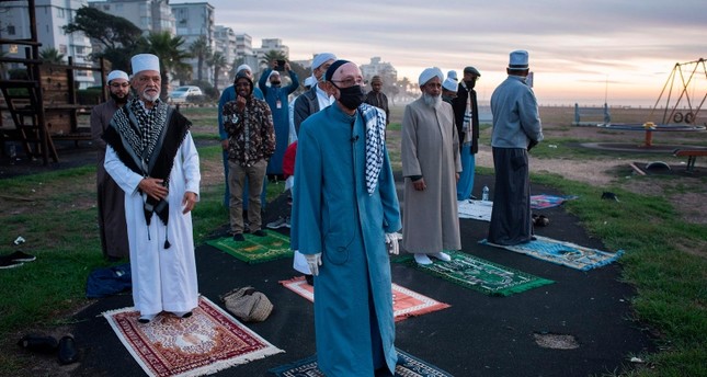 مسلمون في جنوب إفريقيا يؤدون الصلاة الفرنسية