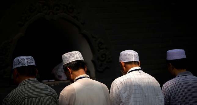 مسلمون يؤدون صلاة عيد الفطر في بكين AP