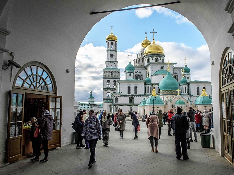Visitors enter the New Jerusalem Orthodox Monastery near the town of Istra, 70 km outside Moscow (AFP Photo)