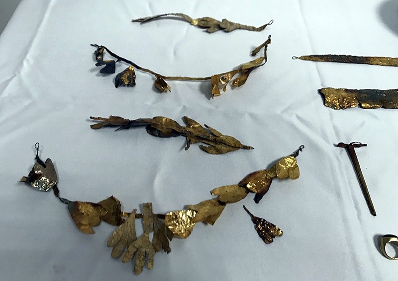 2,200-year-old diadem-type golden crown seized by Istanbul police (IHA Photo)