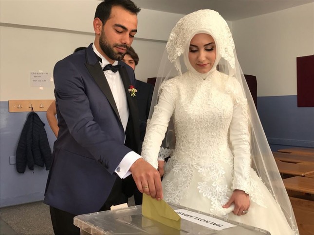 Vor der Hochzeit gibt ein Paar in Çorum ihre Stimmen ab IHA Foto