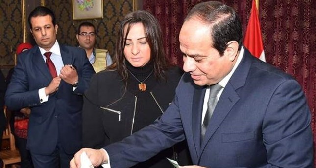 المصريون يدلون بأصواتهم في الاستفتاء على تعديلات الدستور