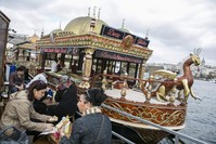 Photo shows a traditional fishing boat serving fish sandwiches in Eminu00f6nu00fc. (Murat u015eengu00fcl/Sabah Photo)
