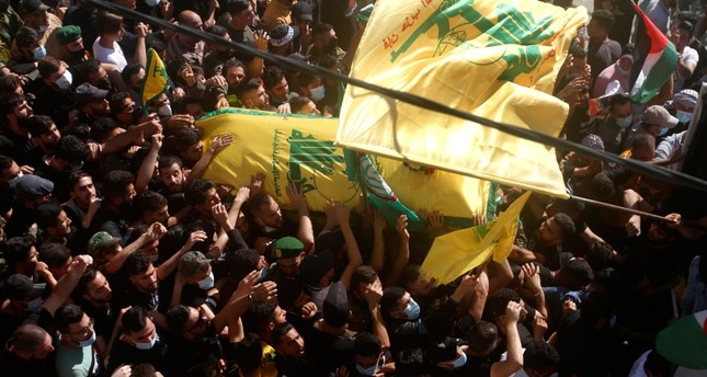تشييع مقاتل من حزب الله قتل على الحدود مع إسرائيل الفرنسية