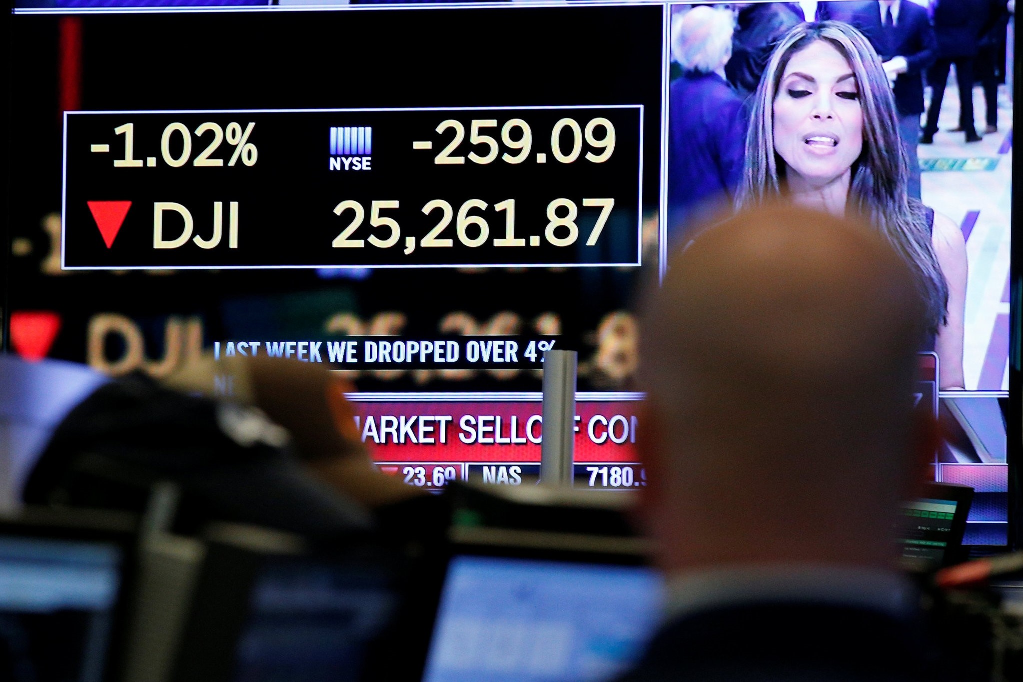 A trader looks at a screen that displays the Dow Jones Industrial Average on the floor of the New York Stock Exchange, (NYSE) in New York, U.S., February 5, 2018. (REUTERS Photo)