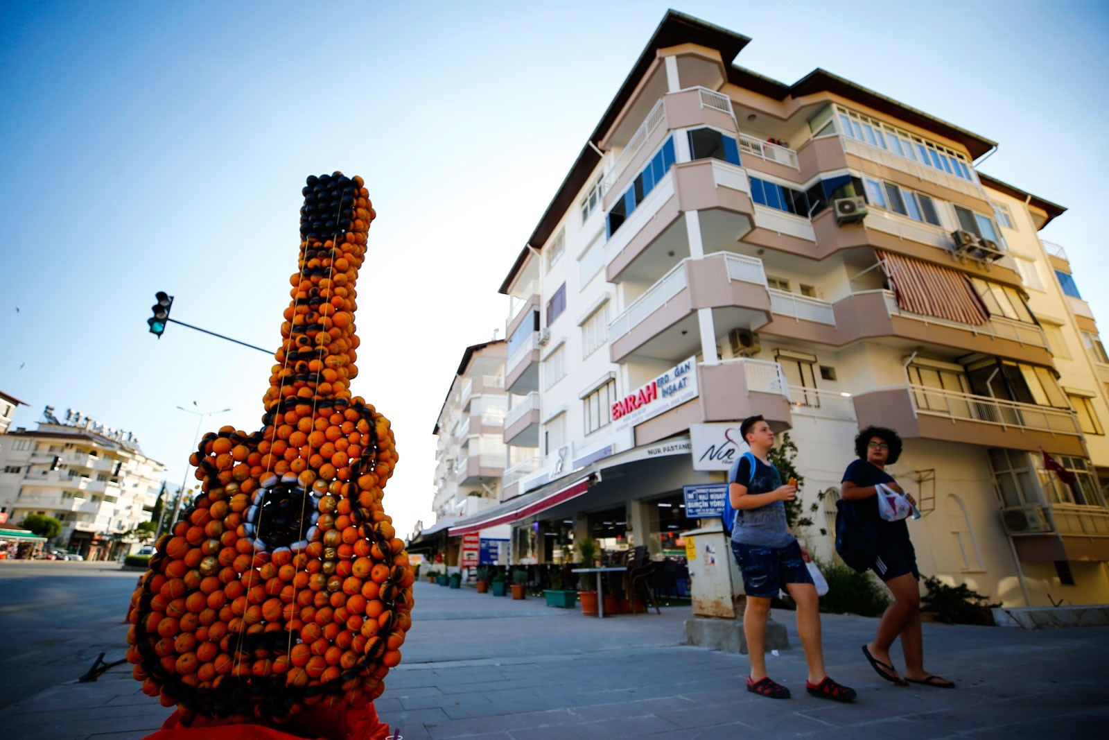Скульптуры из апельсинов украсили город в турецкой Анталье