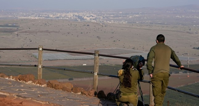 جنود إسرائيليون ينظرون إلى القنيطرة السورية AP
