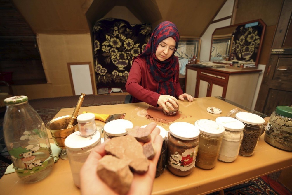 Gu00fclcan Aydu0131n works with the paints, papers and brushes that she produces after processing natural materials she collects from nature. 