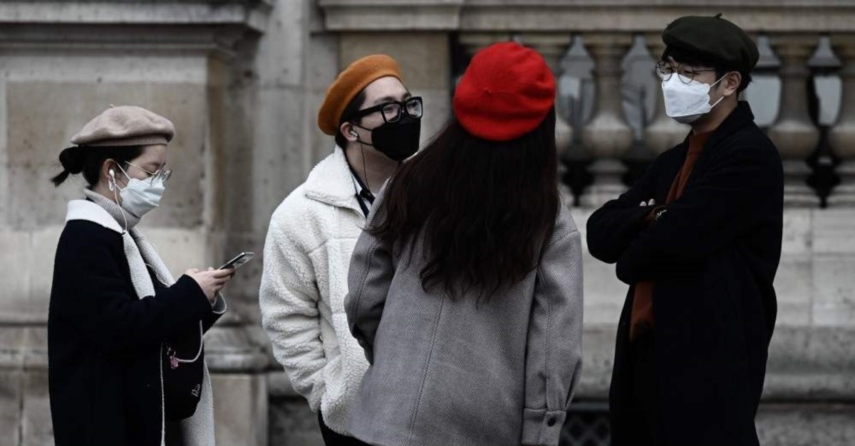 Asian tourists talks as they wear protective masks, Paris, Jan. 31, 2020. (AFP Photo)